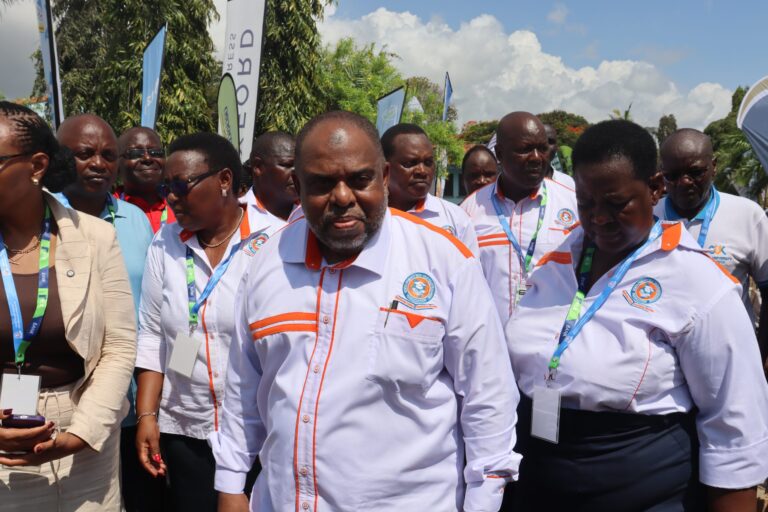 Kenya Comprehensive School Headteachers Association (Kecsha) national chairman Fuad Ali (Centre) flanked with other leaders in Mombasa